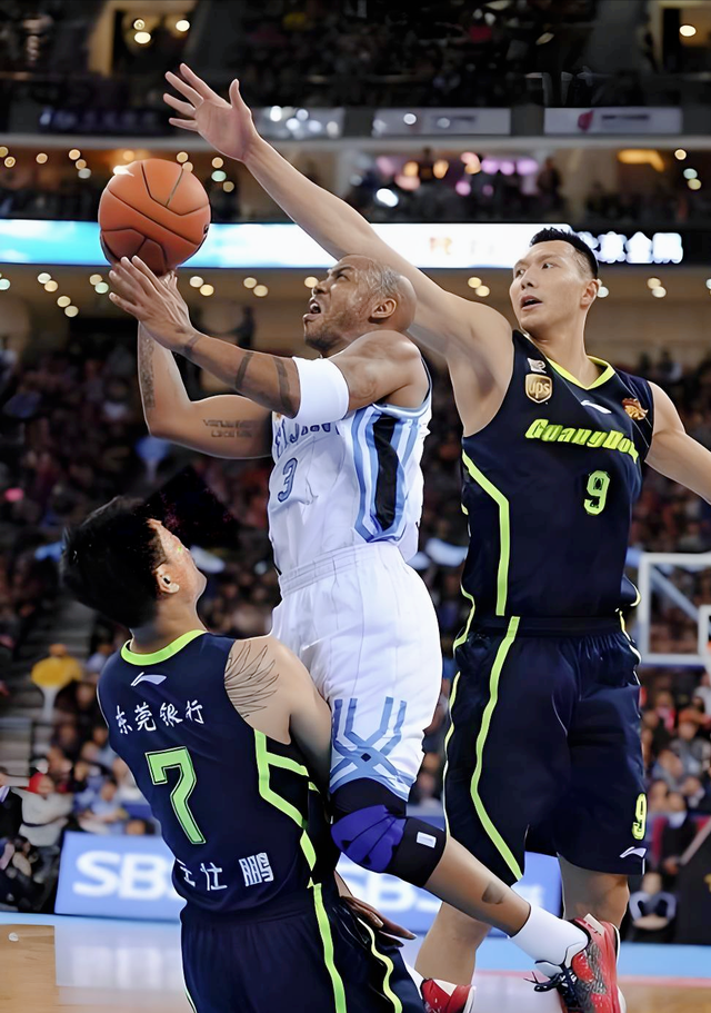 世俱杯-青岛队逆转江苏队,易建联高光表现